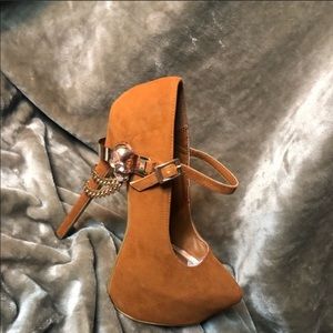 Skull Platform Mary Jane Pumps